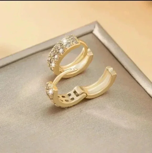 Exquisite Cubic Zirconia Hoop Huggie Earrings 14K Gold Plated Glitter. NWT - Picture 5 of 7